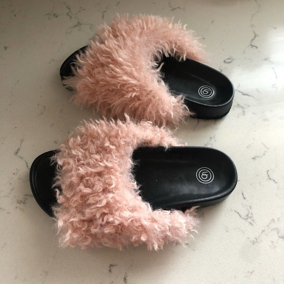 URBAN Outfitters NEW Blush Pink Faux Fur Comfy Contoured Slides Size 6 - Picture 5 of 7